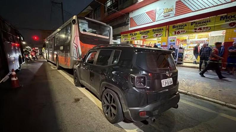 Carro onde estava idoso baleado durante assalto na Zona Oeste — Foto: Abraão Cruz/TV Globo