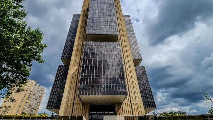 Fazenda afirma que juros elevados, que são estipulados pelo Copom do Banco Central, devem desacelerar a atividade em 2026