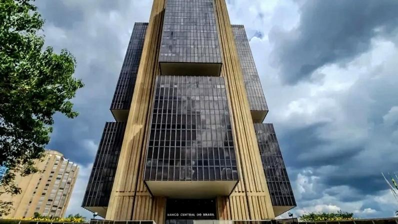 No mês passado, houve redução de 0,1% nas operações com empresas e aumento de 0,6% nas operações com famílias; na imagem, a fachada do Banco Central