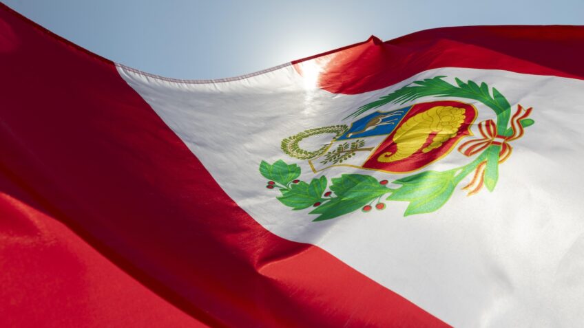 Na imagem, a bandeira do Peru; os resultados das eleições são esperados até 15 de maio e o 2º turno está programado para junho
