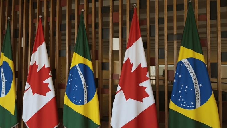 O Brasil é um dos países que integram o Mercosul; na imagem, bandeiras do Brasil e do Canadá