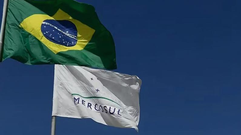 Bandeiras do Brasil e do Mercosul — Foto: Marcos Oliveira/Agência Senado