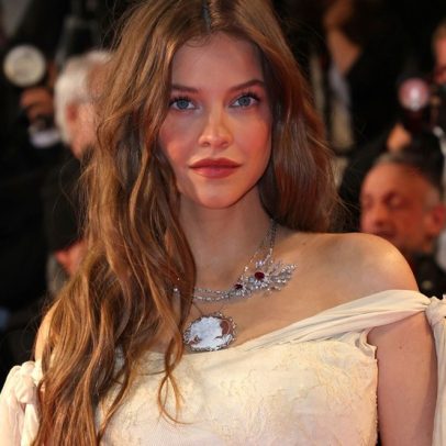 Barbara Palvin Sprouse exibe barriguinha de grávida no tapete vermelho de Cannes