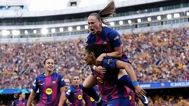 Paralluelo comemora um dos gols do Barcelona sobre o Bayern, na semifinal da Champions League Feminina