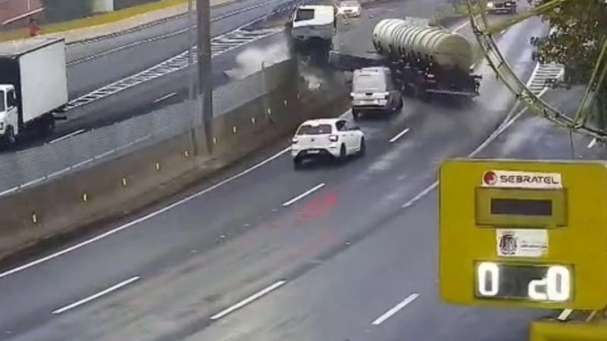 Carreta bateu contra mureta na BR-116, em São Leopoldo — Foto: GCM São Leopoldo, divulgação