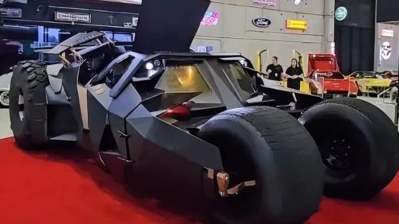 Réplica do Batmóvel comprada por Neymar por cerca de 1,5 milhão de dólares (aproximadamente R$ 8,3 milhões). O modelo, inspirado nos filmes do herói da DC Comics, foi criado pelo designer brasileiro Adhemar Cabral e levou três anos para ser finalizado
