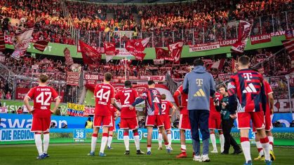 Elenco do Bayern agradece torcida que compareu à partida fora de casa contra o Wolfsburg pela Bundesliga