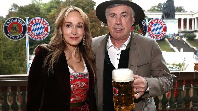 Técnico do Bayern de Munique, Carlo Ancelotti, posa para foto ao lado de sua esposa Mariann Barrena McClay, durante comemorações do Oktoberfest (Alexander Hassenstein/AFP)