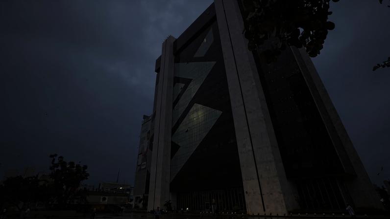 Pessoas caminham perto da sede do Banco do Brasil (BB), em Brasília — Foto: Bloomberg