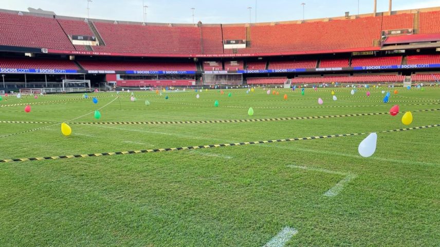 Gramado do Morumbis é "decorado" com bexigas — Foto: Vitor Chicarolli