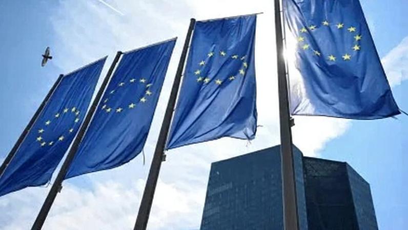Bandeiras da UE em frente à sede do Banco Central Europeu em Frankfurt, Alemanha