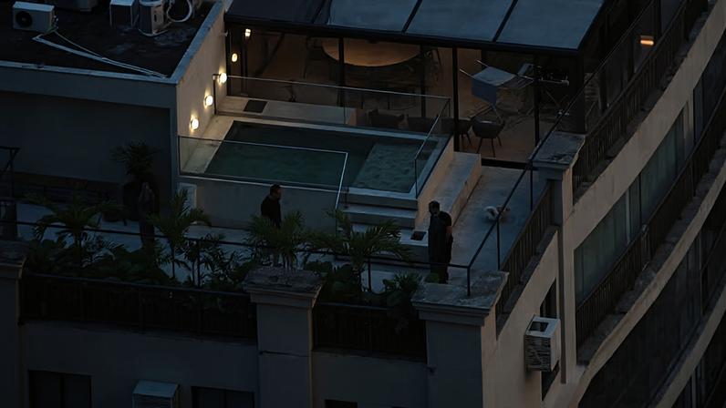 Cláudio Castro em cobertura na Barra da Tijuca. Ex-governador é alvo de buscas da Polícia Federal — Foto: Charles Júnior/ TV Globo