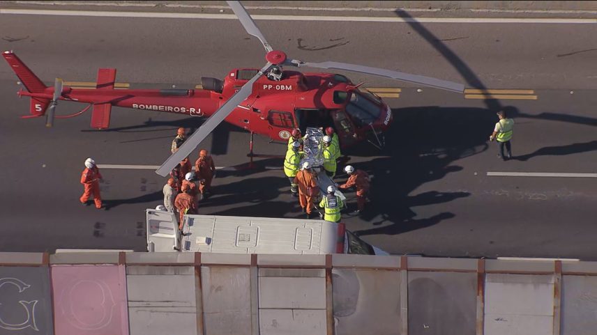 Bombeiros socorrem vítima de acidente na Linha Amarela em helicóptero — Foto: Reprodução/TV Globo