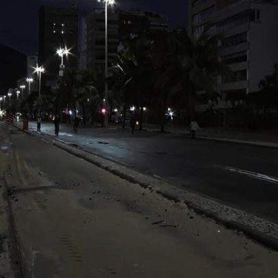 Madrugada fria no Rio tem ressaca e ondas fecham avenida no Leblon