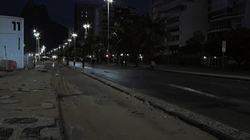 Avenida Delfim Moreira fecha por conta de ressaca — Foto: Alexandre Barreto/TV Globo