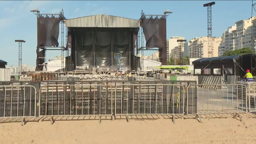 Técnicos desmontam palco da cantora Shakira na Praia de Copacabana — Foto: Leandro Araújo/ TV Globo