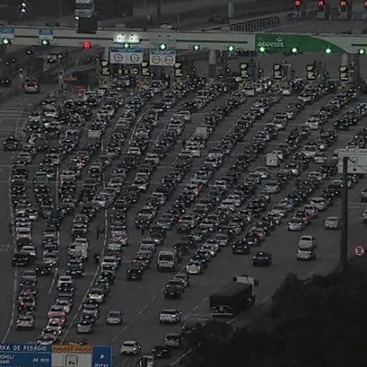 Tráfego lento e congestionamento no litoral durante o feriado de 1º de Maio