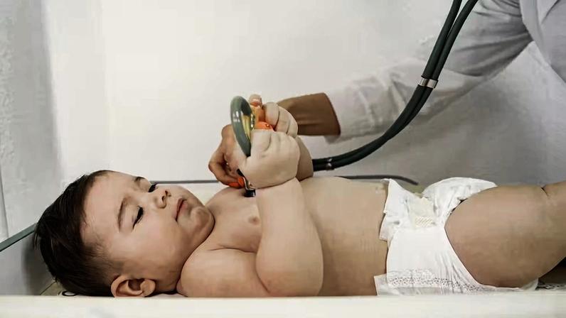 Estudo observou que recém-nascidos com níveis mais elevados de pressão arterial tinham risco quase quatro vezes maior de desenvolver hipertensão na idade escolar