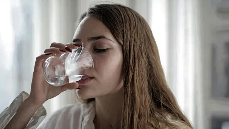 Trend da água morna insere passo na rotina matinal