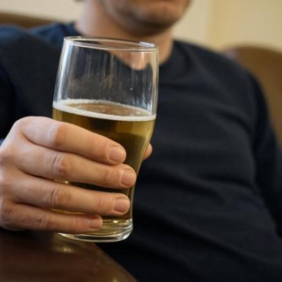 Mesmo consumo raro de álcool triplica o risco de fibrose no fígado