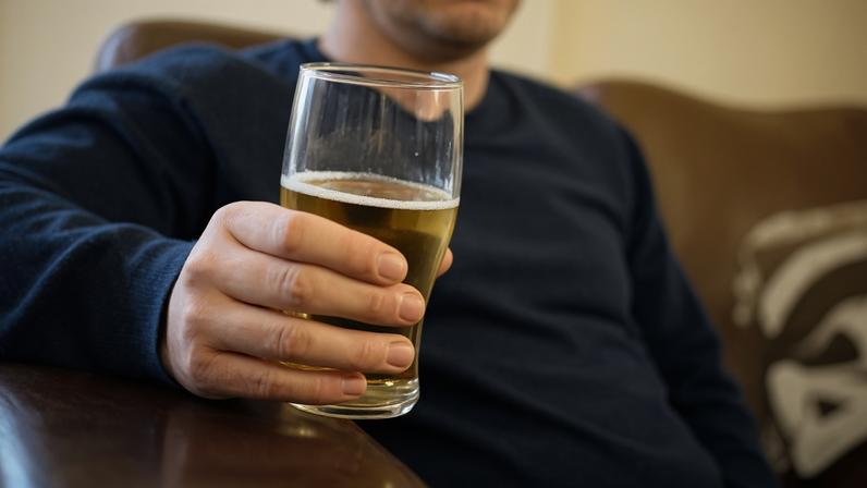 Estudo revela que consumo excessivo de álcool está associado a impacto duradouro no cérebro