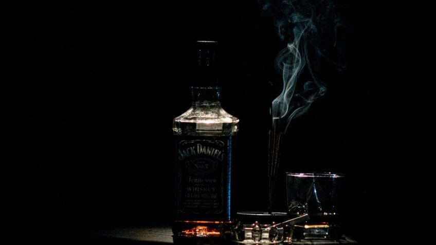 Estudo revela que o consumo excessivo de álcool, cigarro e maconha no início da vida adulta causa danos à memória e funções cognitivas na meia-idade