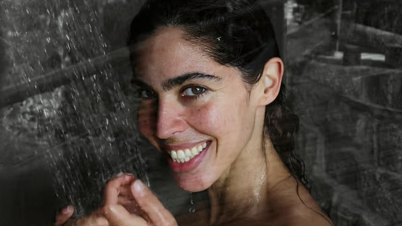 Bela Gil faz 'topless' em ensaio fotográfico do namorado e se derrete: 'Olhar amoroso do outro nos move'