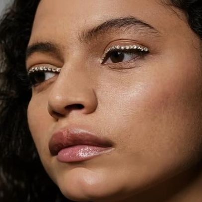 Dior Cruise 2027: brilho nos olhos e textura natural dos fios no desfile