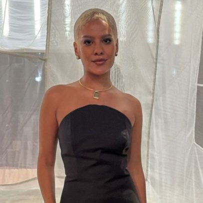 Bella Campos radicaliza, surge loira em desfile de Sasha Meneghel