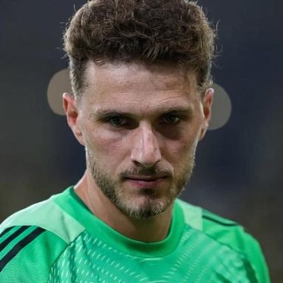 Goleiro Bento falha e atrasa título do Al-Hilal de CR7