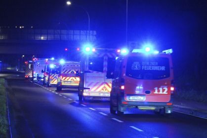 Um comboio de veículos de emergência transporta uma família do aeroporto para o hospital. Após a internação de um paciente com Ebola no hospital Charité, em Berlim, os familiares do americano também o seguirão. Sua esposa e quatro filhos serão levados para a ala de isolamento especial do hospital universitário, segundo o Ministério Federal da Saúde. O motivo é um pedido de assistência das autoridades americanas.