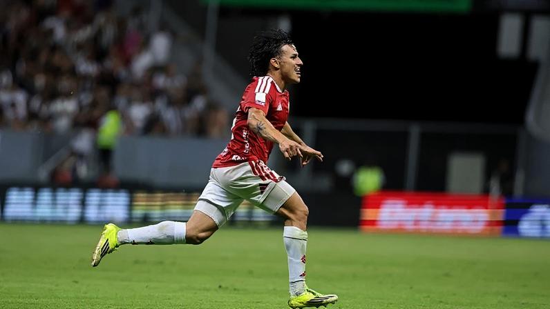 Bernabéi, do Internacional, celebra gol contra o Botafogo, no Mané Garrincha