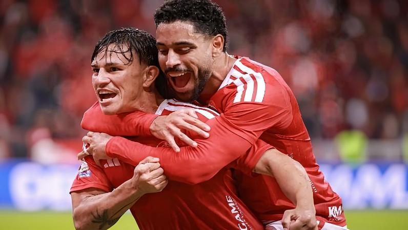 Bernabei, do Internacional, comemora gol com Matheus Bahia durante partida contra o Fluminense