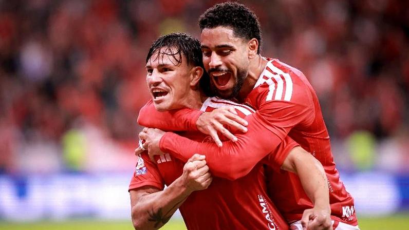 Bernabei, do Internacional, comemora gol com Matheus Bahia durante partida contra o Fluminense