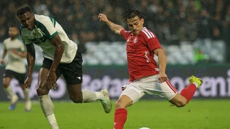 Bernabéi em ação durante Coritiba x Inter, jogo do Brasileirão