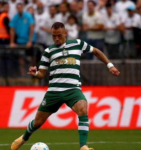 Berno Lopes antes de chutar e marcar um dos gols contra o Santos