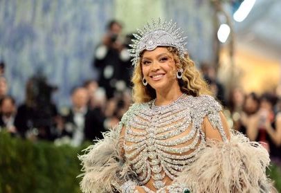 Beyoncé retorna ao Met Gala após 10 anos; confira o look.
