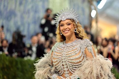 Beyoncé cruzou o tapete do Met Gala após 10 anos afastada