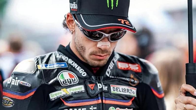 Marco Bezzecchi, líder da MotoGP 2026, reforça vínculo entre Aprilia e Monster Energy, nova patrocinadora principal da equipe italiana.