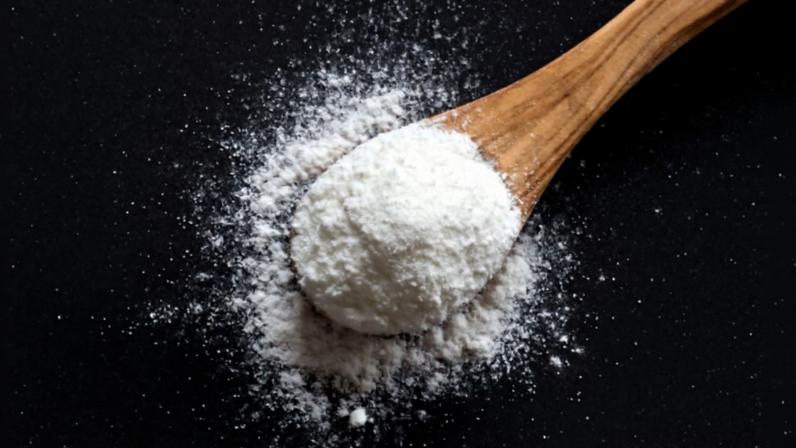 colher de pau com bicarbonato de sódio