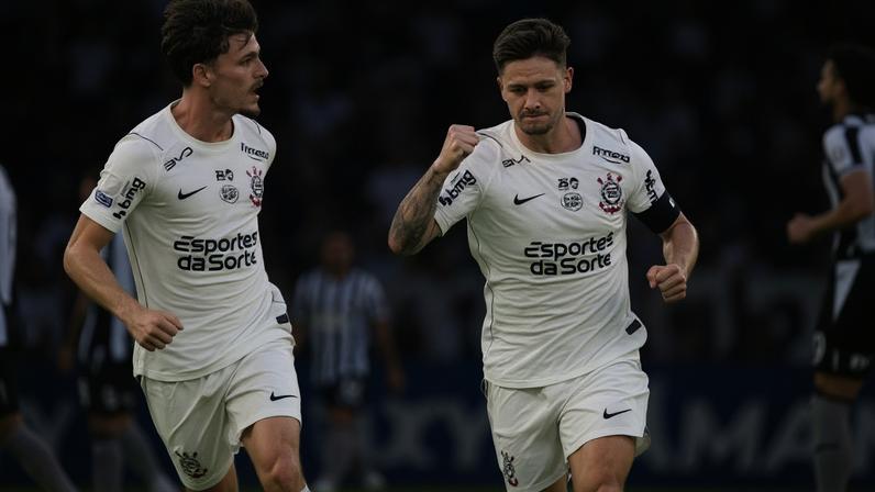 Bidon e Garro comemoram gol do Corinthians sobre o Botafogo