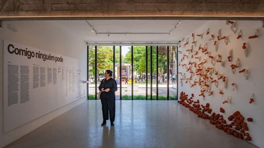 Exposição "Comigo ninguém pode", na Bienal de Veneza, tem curadoria de Diane Lima com obras das artistas Rosana Paulino e Adriana Varejão
