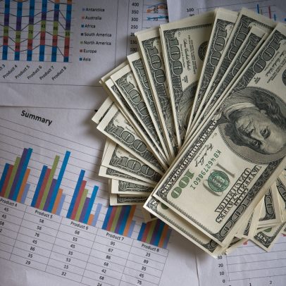 Dólar cai para R$ 4,91, menor em mais de dois anos, com Copom e Irã em foco