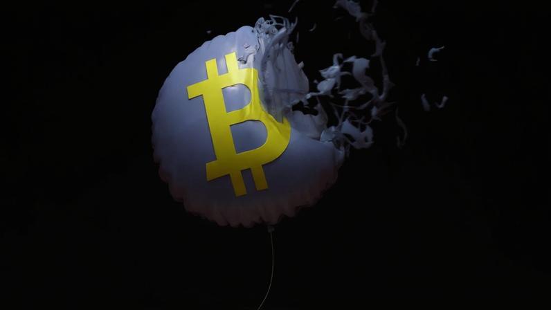 Imagem de balão metálico prateado com símbolo de Bitcoin amarelo no centro, prestes a explodir. Fragmentos são projetados para fora contra um fundo azul-claro.