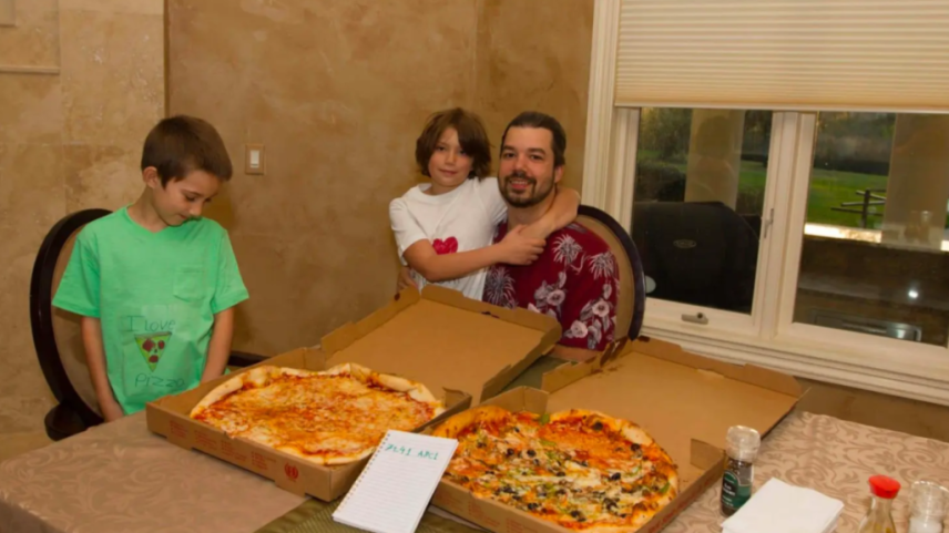 Laszlo Hanyecz e seus filhos em 2010 com as pizzas que custaram 10.000 BTC (Foto: Reprodução/Bitcointalk)