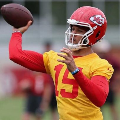 Mahomes participa do treino voluntário dos Chiefs após cirurgia no joelho
