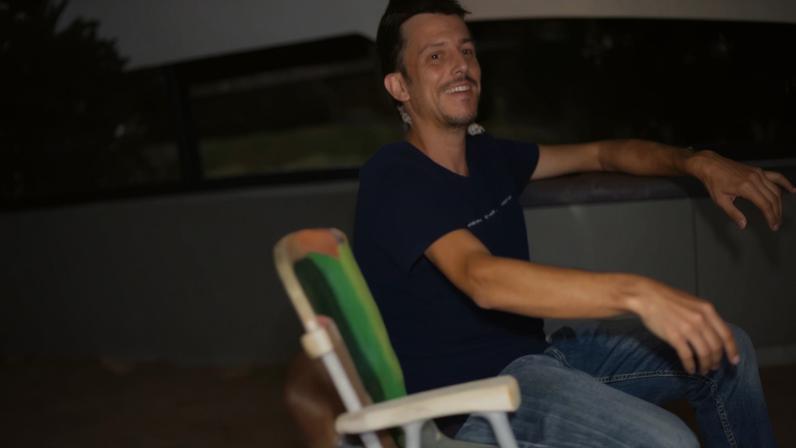 Motorista envolvido em acidente diria em cadeira de balanço a 140 km/h — Foto: Redes Sociais/Reprodução
