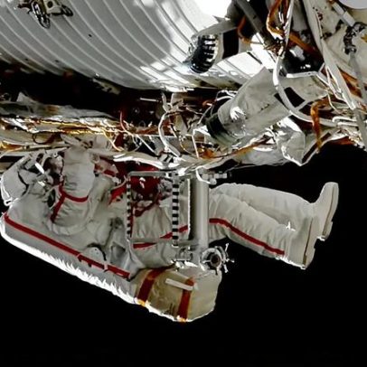 Astronautas retornam à estação após trabalho com hardware científico