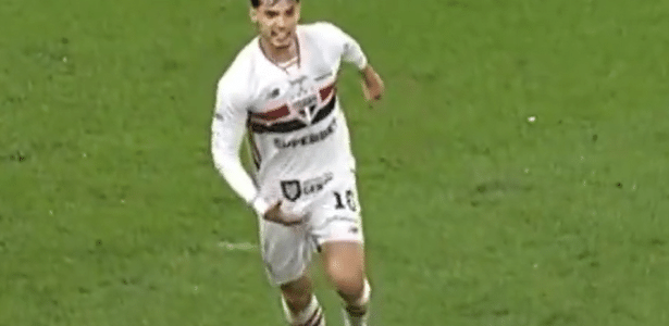 Damián Bobadilla faz gesto na comemoração do gol do São Paulo contra o Corinthians