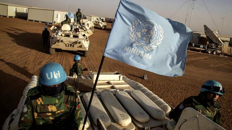 Na imagem, "capacetes azuis", como são conhecidas as tropas multinacionais de paz da ONU, durante missão